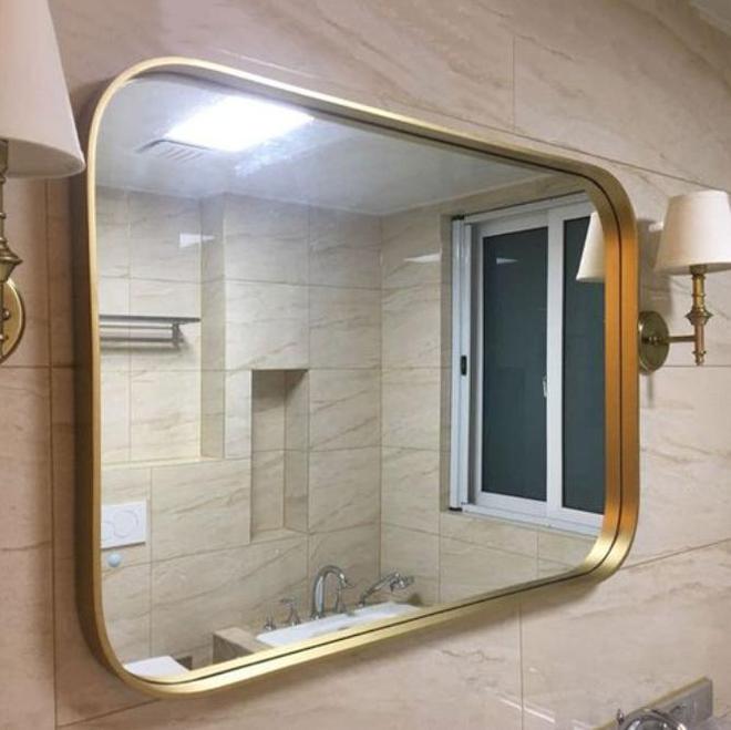 俄罗斯专享会假期外出住酒店时发现这种镜子的话一定要马上退房并