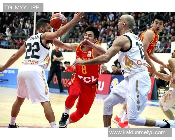 中国男篮蓝队迎战约旦队全力争胜展现实力与团队精神